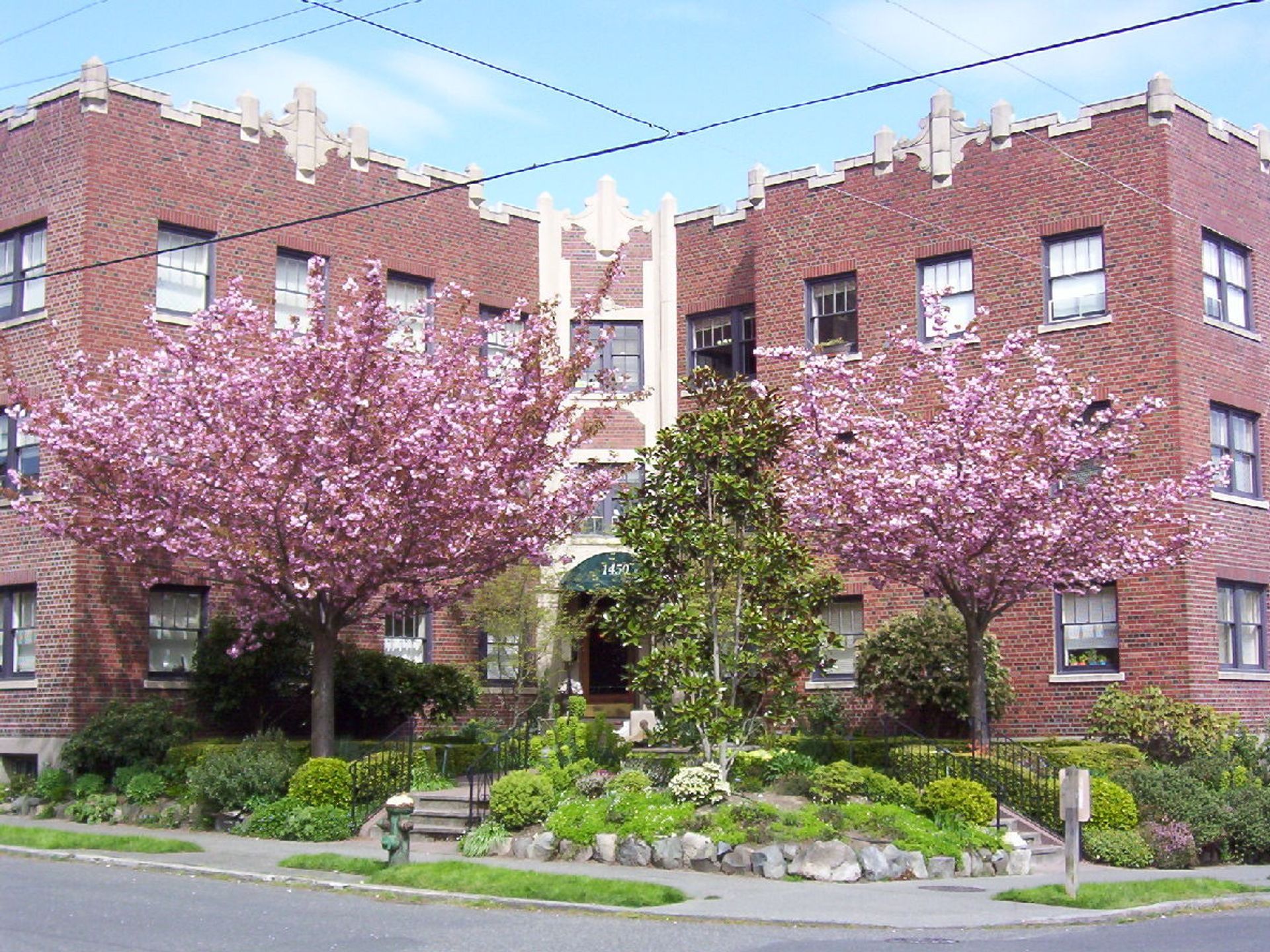 Green landscaped courtyard at a Seattle apartment building